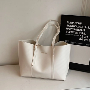 Grand sac cabas blanc minimaliste avec inscription tendance et bandoulière réglable