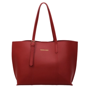 Grand sac cabas rouge foncé minimaliste avec lettrage doré et bandoulière réglable