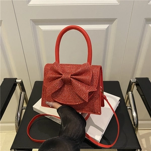 Elegante rote Glitzertasche mit großer Schleife und verstellbarem Schulterriemen