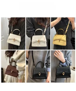Sac bandoulière carré chic à boucle métallique présenté en quatre couleurs élégantes