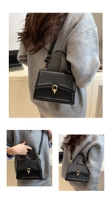 Détail du sac bandoulière en cuir noir doté d'un fermoir anneau doré caractéristique