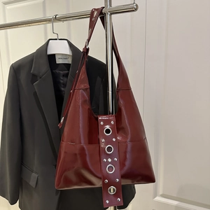 Sac hobo vintage bordeaux brillant avec œillets argentés et bandoulière à boucle