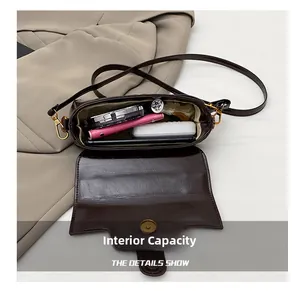 Capacité interne du sac bandoulière vintage en cuir marron avec téléphone et maquillage