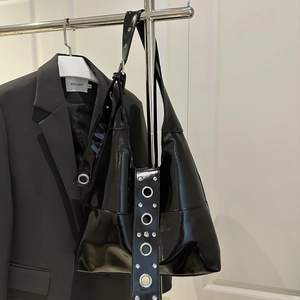 Sac fourre-tout noir vintage avec rivets métalliques et large bandoulière chic