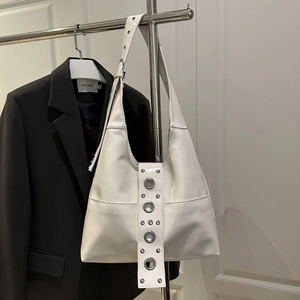 Sac hobo vintage blanc avec de grands œillets métalliques et des lanières à rivets chic