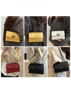 Sac à bandoulière matelassé avec nœud en métal en quatre couleurs porté par un modèle