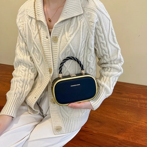 Sac à main boîte noir chic avec bordure dorée, poignée torsadée et chaîne femme