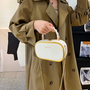 Sac à main blanc ovale avec chaîne dorée et poignée torsadée pour mode féminine