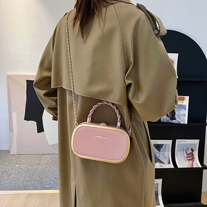 Sac boîte rose pâle tendance avec cadre doré, bandoulière chaîne et poignée chic