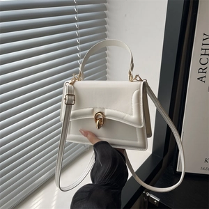 Sac bandoulière carré beige à la mode avec fermoir doré et bandoulière réglable