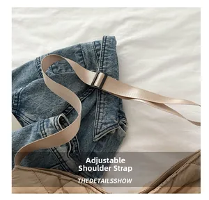 Détail de la bandoulière réglable en nylon avec boucle noire sur un sac fourre-tout