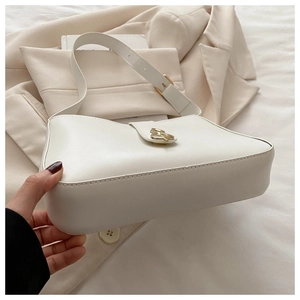 Détail du sac baguette en similicuir blanc avec un fermoir en métal doré en papillon
