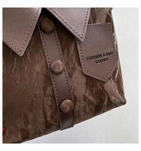 Gros plan du sac en cuir marron avec design créatif de col de chemise et surpiqûres