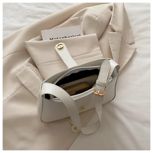 Vue intérieure du sac sous les aisselles blanc minimaliste avec rangement et boucles dorées