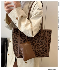 Dettaglio borsa tote leopardata con pochette marrone rimovibile indossata con trench beige