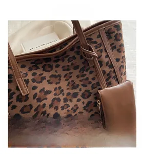 Dettaglio della borsa tote leopardata con tracolla in pelle marrone e portamonete abbinato