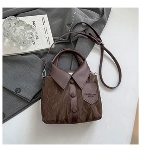 Détail du sac à main créatif en forme de chemise en nylon café avec accents en cuir