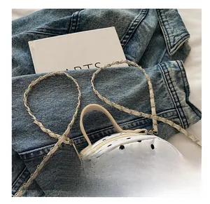 Détail d'un sac à dos blanc à pois avec broderie burger et bandoulière en chaîne