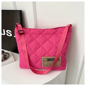 Détail du sac à bandoulière matelassé rose rouge avec texture nylon et étiquette mode