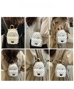 Vues détaillées d'un mini sac à dos à pois avec chaîne argentée sur différentes tenues