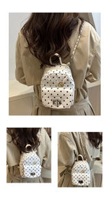 Détail du mini sac à dos à pois avec bandoulière chaîne argentée et broderie Tidal