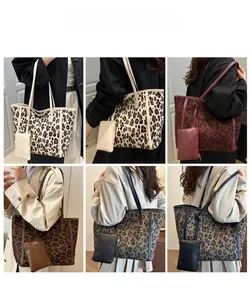 Dettaglio della grande borsa tote leopardata con portamonete piccolo coordinato