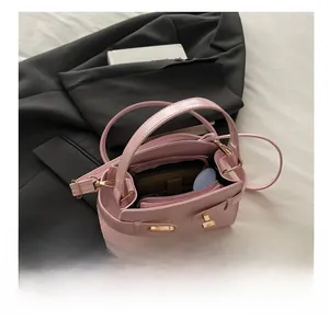 Détail du sac à bandoulière rose embossé crocodile avec plusieurs compartiments intérieurs