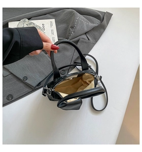 Vue détaillée de l'intérieur du sac noir texturé et de sa bandoulière réglable