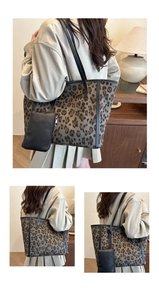 Dettaglio della borsa tote leopardata con bordo in pelle nera e pochette piccola