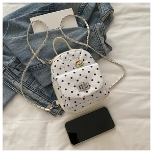 Broderie détaillée sur le mini sac à dos en toile blanche à pois avec chaîne