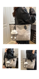 Détail du sac cabas gris à motif marbré avec pendentif nuage en peluche et anses cuir