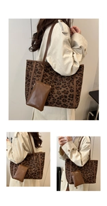 Vista dettagliata della borsa tote leopardata con manici marroni e mini pochette