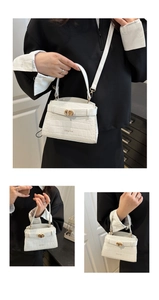 Détail du mini sac blanc à motif crocodile avec boucle CD dorée et bandoulière amovible