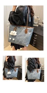 Sac fourre-tout en denim bleu avec anses en cuir marron et pendentif nuage en peluche