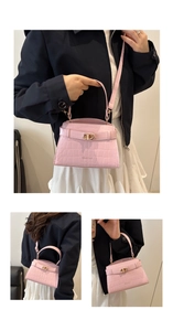 Détail du sac bandoulière rose embossé croco avec boucle dorée et finition texturée chic