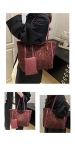 Dettaglio della borsa tote leopardata rossa con pochette coordinata e trama del tessuto