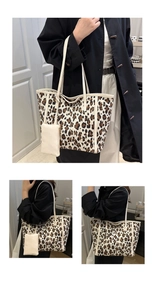 Dettaglio della borsa tote leopardata con finiture in pelle crema e mini portamonete