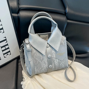 Sac à main argenté métallisé style chemise avec col revers et bandoulière réglable