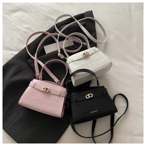 Détails de sacs à main texture crocodile avec fermoirs dorés en noir blanc et rose