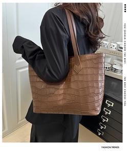 Gros plan sur le sac fourre-tout marron foncé avec texture crocodile élégante