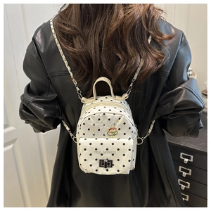 Détail du mini sac à dos blanc à pois avec bandoulière chaîne et motif hamburger brodé