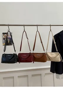 Detailansicht von minimalistischen Vintage-Handtaschen in vier Farben mit Schultergurt