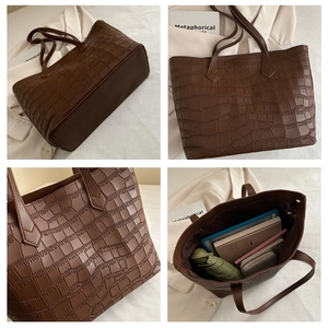 Vue détaillée du grand sac cabas marron avec gaufrage crocodile et intérieur spacieux