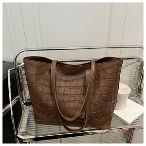 Vue détaillée du grand sac cabas marron avec texture embossée motif crocodile chic