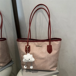 Sac fourre-tout chic rose bicolore texture daim avec breloque nuage pour le quotidien