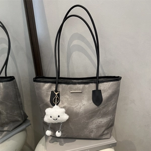Grand sac cabas argenté texturé avec poignées noires et pendentif nuage en peluche
