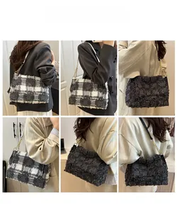 Sac bandoulière en tweed à carreaux avec chaîne dorée présenté dans divers décors chic