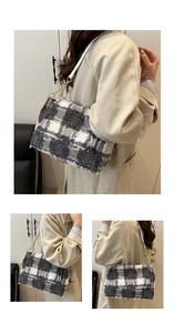 Détails du sac à bandoulière en tweed matelassé avec franges et chaîne dorée