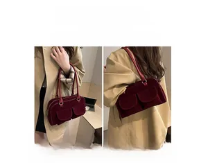 Sac à bandoulière en velours bordeaux montrant deux options de style main et épaule