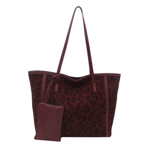 Grande borsa tote retrò con stampa leopardata e pochette coordinata su sfondo bianco